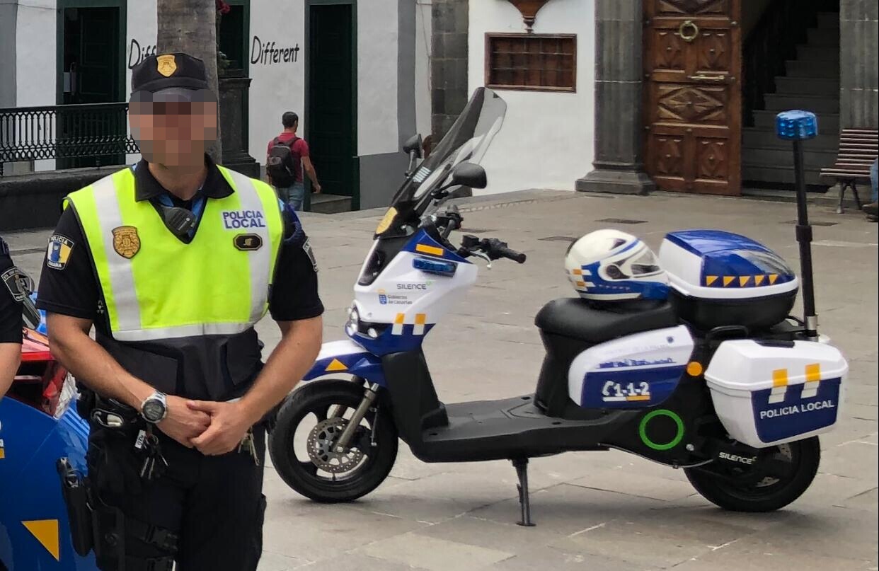 La moto eléctrica de la Policía Local: 10.000€, 20 horas de carga y sin fuerza para subir las cuestas