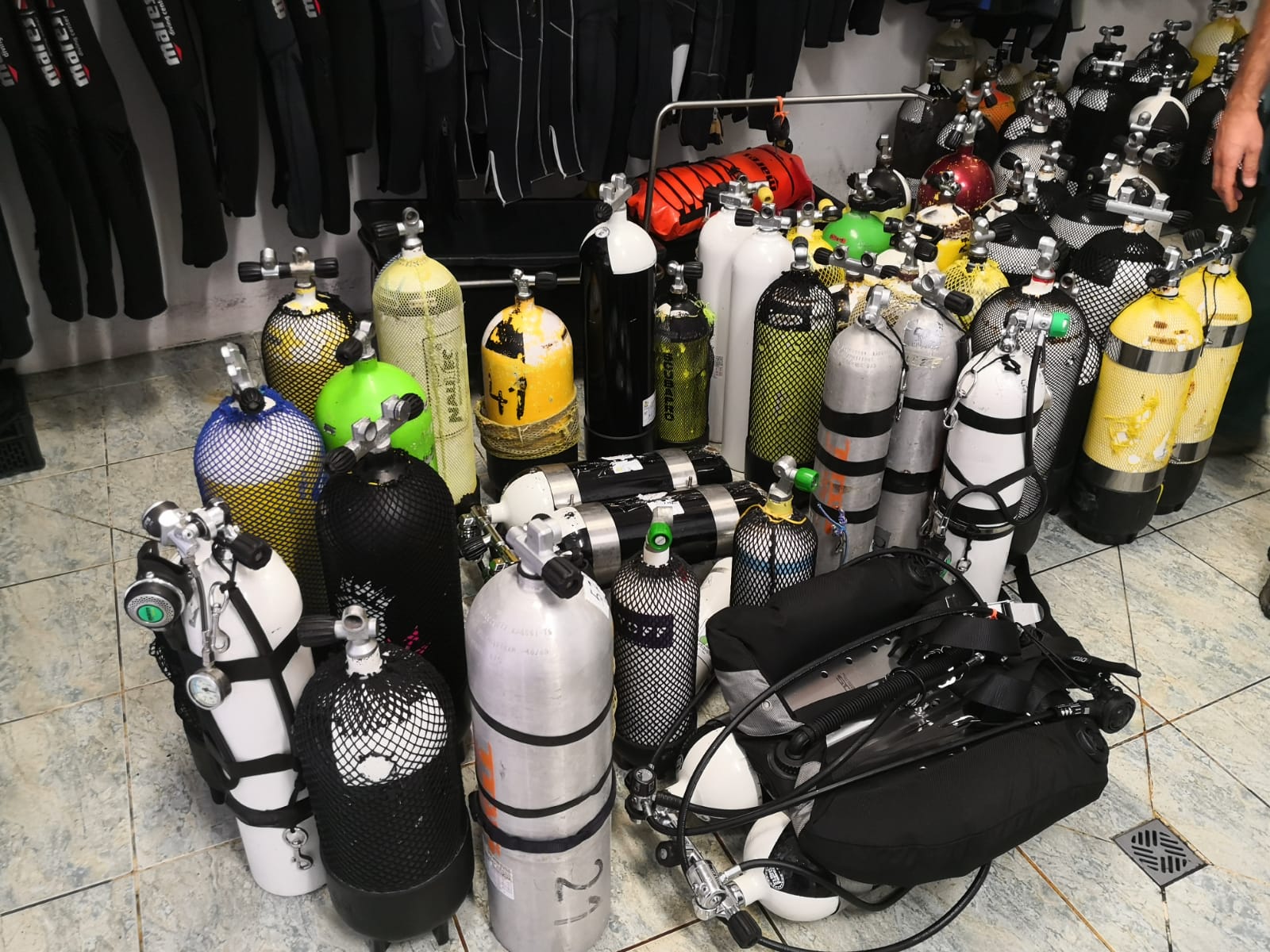 La Guardia Civil inspecciona un centro de buceo en La Palma y precinta sesenta botellas de aire comprimido no aptas para la práctica de la actividad