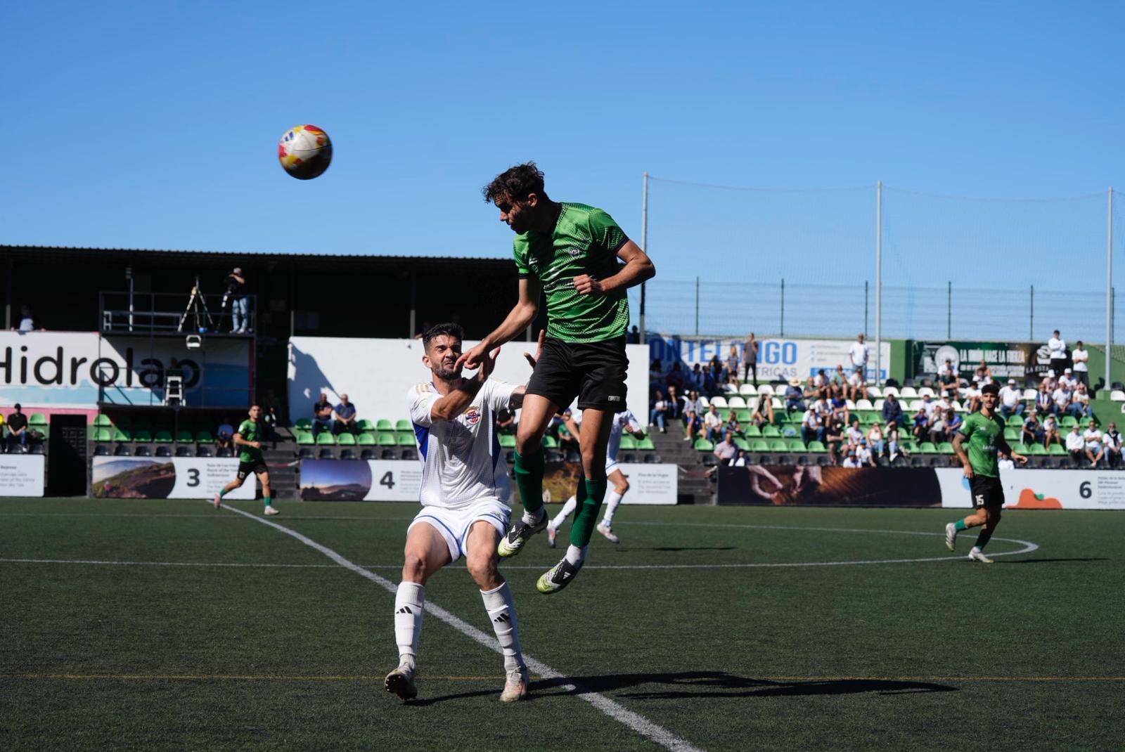 El Atlético Paso y el Tenisca firman tablas en un derbi de mucha paciencia y poco acierto
