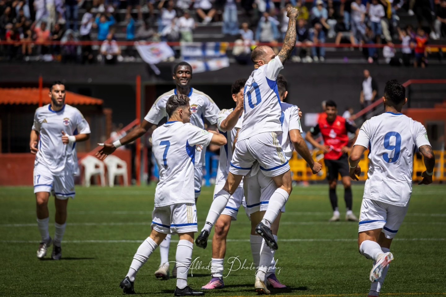 El Tenisca vence al Mensajero remontando en el descuento