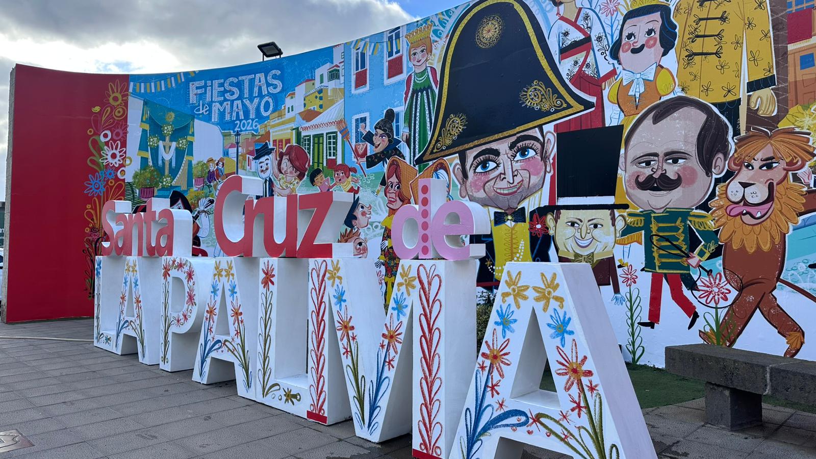 El kilómetro cero de Santa Cruz de La Palma se transforma en un lienzo vivo que celebra la esencia de las Fiestas de Mayo