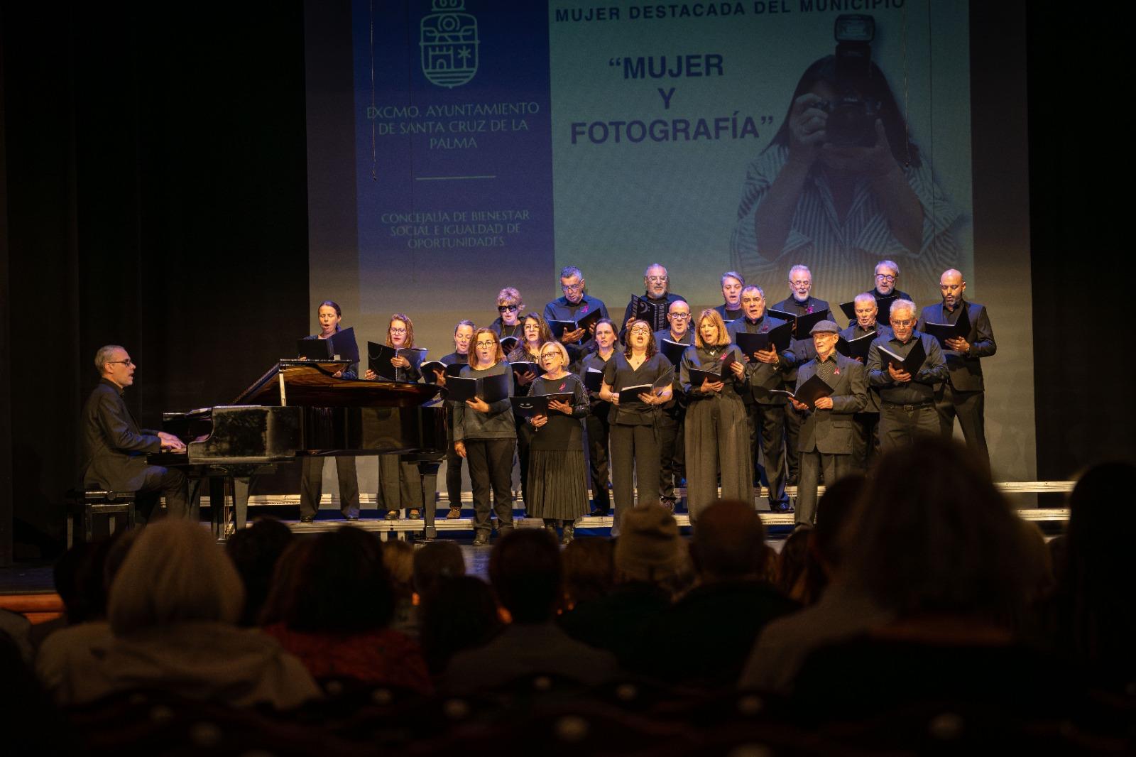 El Coro Municipal de Santa Cruz de La Palma debuta en la eucaristía de la Santa Cruz