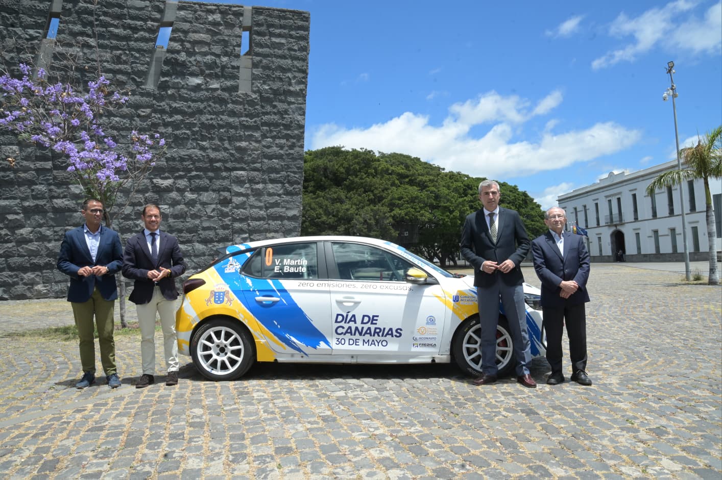 Transición presenta la nueva imagen del Coche Zero con motivo del Día de Canarias