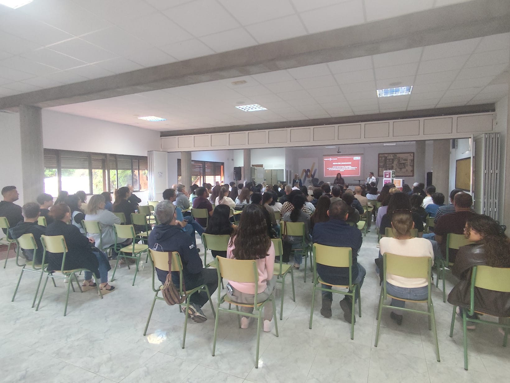 El Cabildo de La Palma coordina junto a las familias la salida de los 40 estudiantes becados a Irlanda