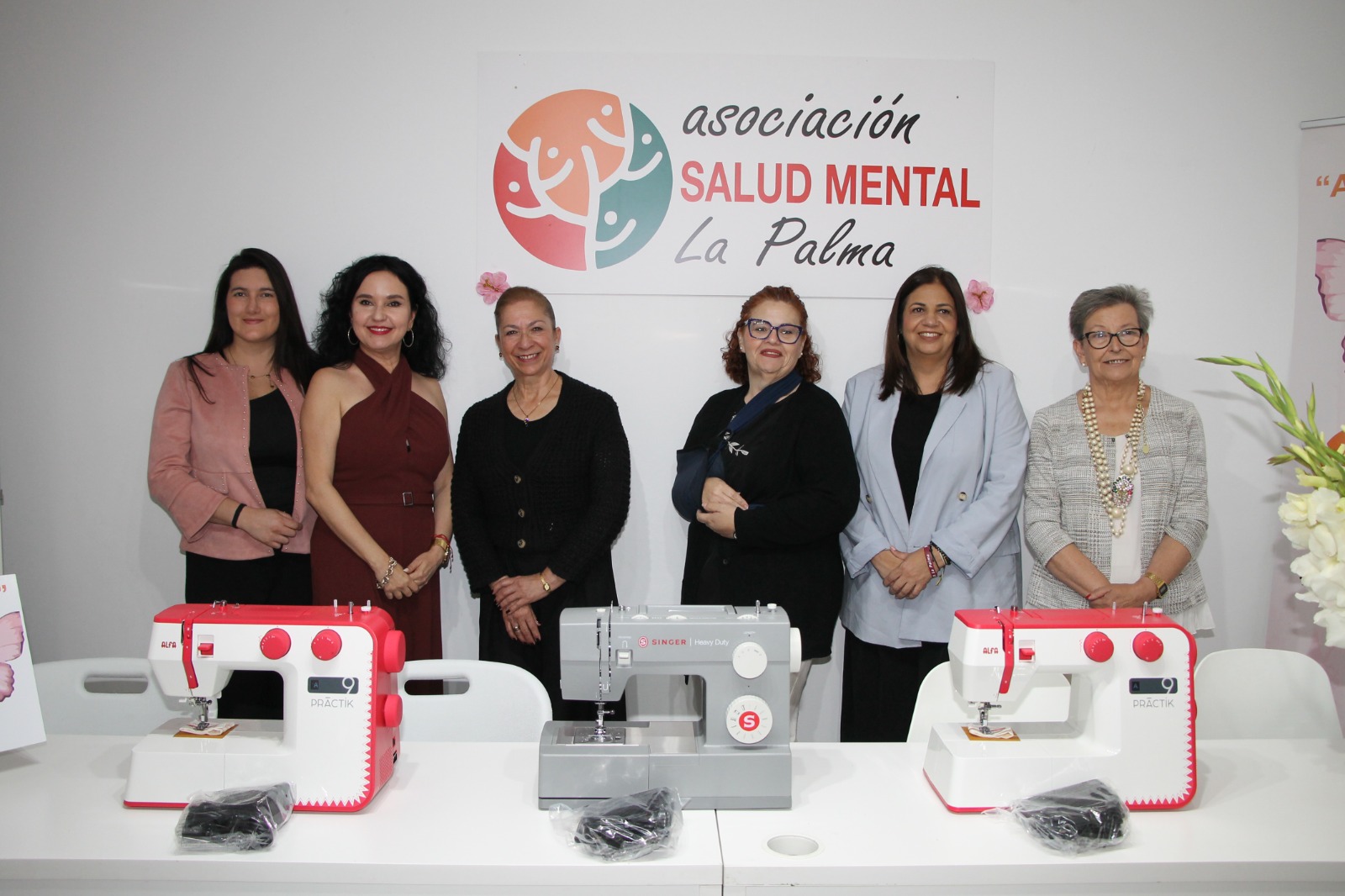 El Ayuntamiento de Los Llanos de Aridane ha entregado tres máquinas de coser a la Asociación Salud Mental La Palma para el desarrollo de su proyecto “Alas de Mariposa”