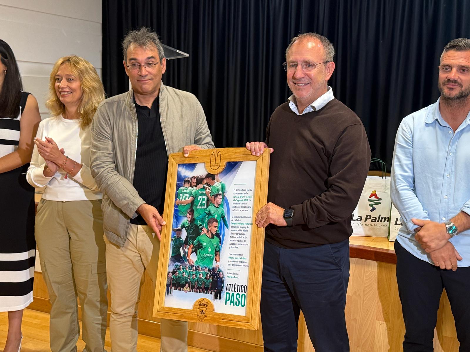 El Cabildo reconoce al Atlético Paso tras su ascenso de categoría y campeonato de la Copa Heliodoro