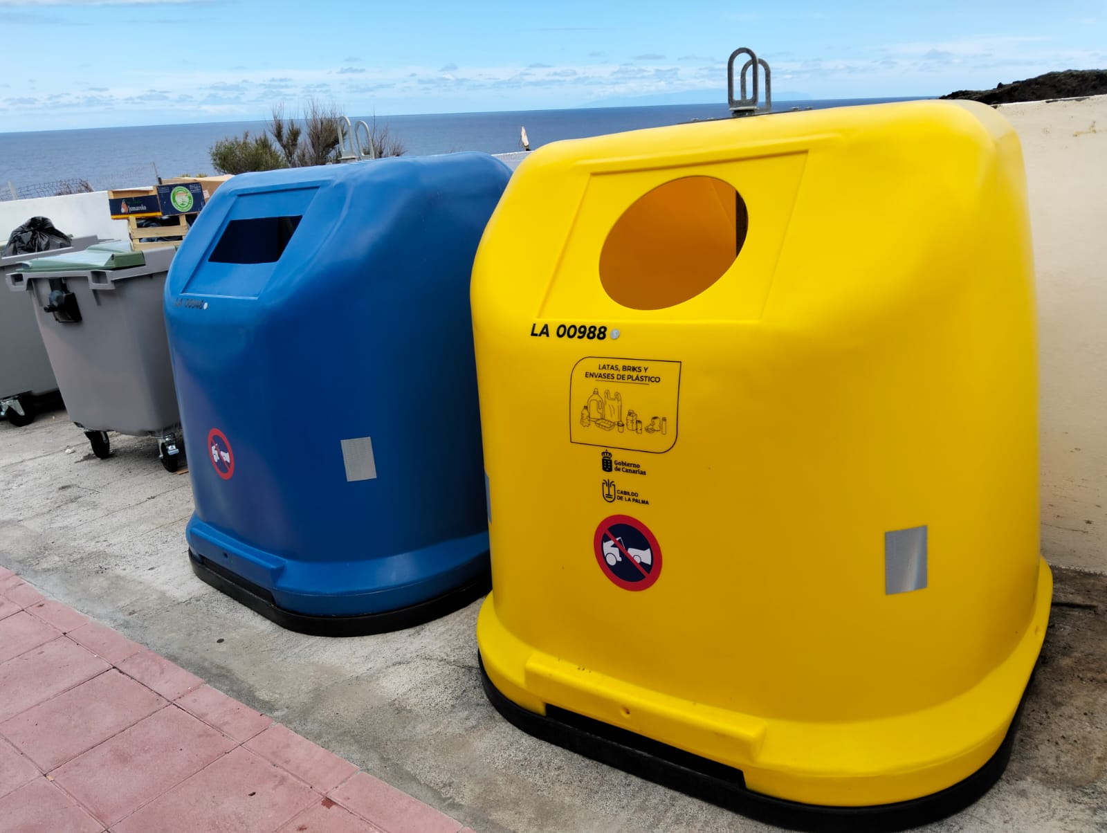 El Cabildo refuerza la recogida selectiva en zonas costeras de La Palma con nuevos contenedores amarillos y azules
