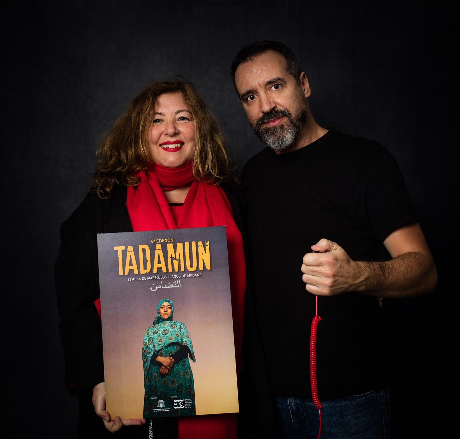 La concejala de Cultura Charo González Palmero y el fotógrafo Emilio Barrionuevo.