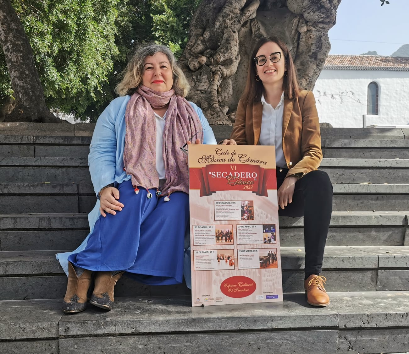 La concejal de Cultura, Charo González junto a la secretaria del conservatorio de música, María Lorenzo.jpg